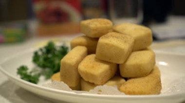 Tuzlu ve biberli kızarmış tofu sağlıklı soya yemeği Hong Kong Çin Çin mutfağı yemeği 4k
