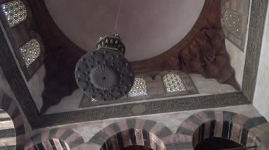 Muhammed Ali Paşa 'nın Büyük Camii ya da Kahire' deki Alabaster Camii. Kemerli lamba ve tavan 4k 'ın iç tasarım ayrıntıları.