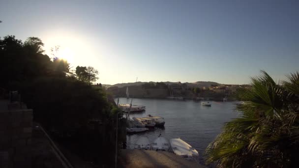 Einsteigen Felucca Boot Nilhafen Assuan Ägypten Sonnenuntergang Mit Sanddünen — Stockvideo
