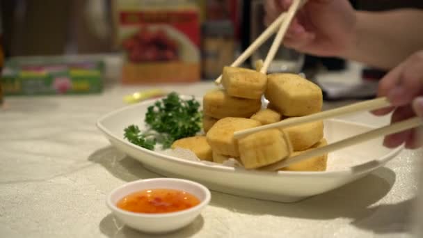Palillos Manos Familiares Comiendo Tofu Frito Con Sal Pimienta Comida — Vídeos de Stock