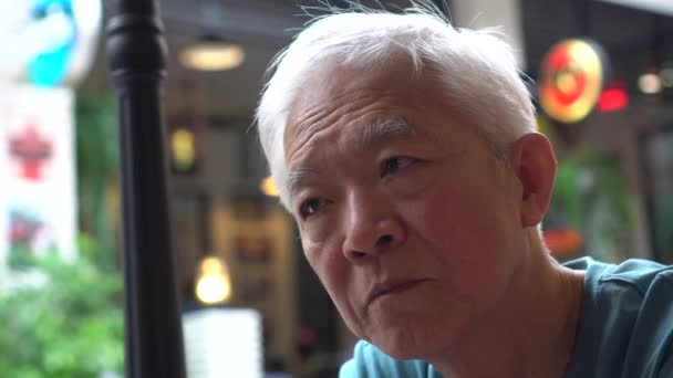 亚洲的老人一个人坐在户外 思考和担心生活中的事情 — 图库视频影像
