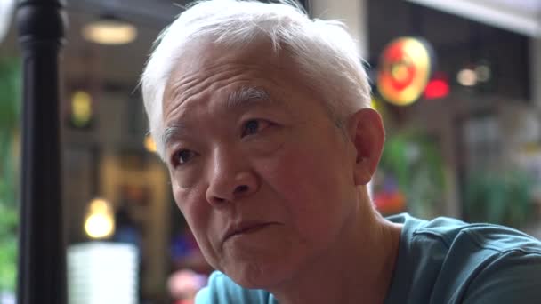 亚洲的老人一个人坐在户外 思考和担心生活中的事情 — 图库视频影像
