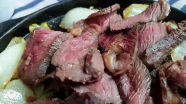 Meksika yemeği cızırtılı biftek fajita soğan ve biber 4k