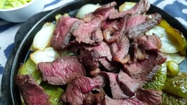 Meksika yemeği cızırtılı biftek fajita soğan ve biber 4k