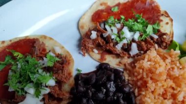 Carnitas sucuklu Meksika baharatlı Meksika taco soslu kişniş ve limon 4k.