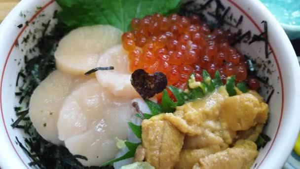 お米をめぐる名産の新鮮な魚介類 イクラユニ3キング 生のスカロップサーモンローズウニン — ストック動画