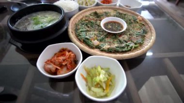 Pajeon Kore deniz mahsulü krep ve kemik çorbası pilav ve meze ile birlikte çubuk yemek 4K