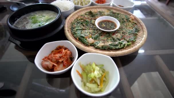 Pajeon Κορεάτικη Τηγανίτα Θαλασσινών Και Μοσχαρίσια Σούπα Τρώγοντας Chopsticks Ρύζι — Αρχείο Βίντεο