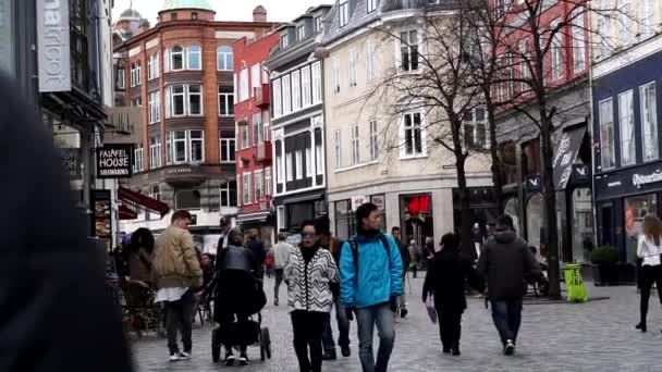 Koppenhága Dánia Április 2017 Ázsiai Turista Séta Stroget Bevásárlóutcában Belvárosban — Stock videók
