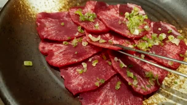 Ιαπωνικό Φαγητό Yakiniku Γλώσσα Βοείου Κρέατος Gyutan Μπάρμπεκιου Pov — Αρχείο Βίντεο