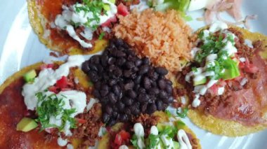 Meksika yemeği soslu acılı domuz sucuklu taco.