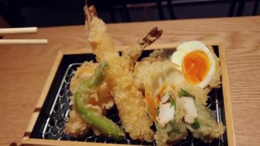 Elle yemek çubuğu yemek çeşitli tempura, karides sebze yumurtası 4k