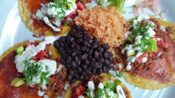 Otevřít Pikantní Vepřové Chorizo Taco Salsa Fazolemi Avokádo Top View — Stock video