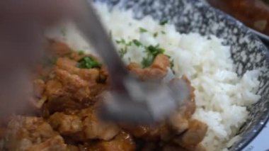 Macar yerel yemek tavuk güveci pilav ve lahana turşulu sosis 4k tabağında servis edilir.