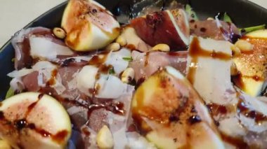 Peynirli balzamik ve parma jambonlu incir salatası. Sağlıklı sebze yemeği.