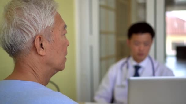 Asiatisch Senior Alt Mann Talking Doctor Clinic Hospital — Stockvideo