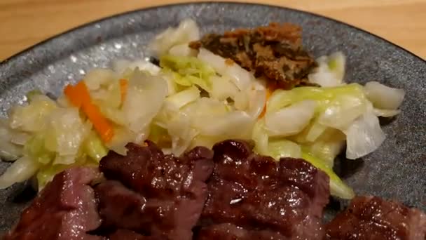 日本仙台牛舌牛舌烧炭4K特色菜 — 图库视频影像