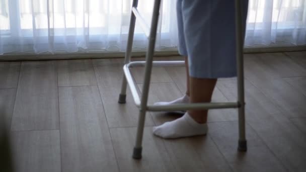 Müde Senior Asiatische Frau Tut Physiotherapie Gehen Verwendung Rollator Müde — Stockvideo