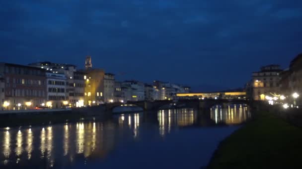 フローレンス イタリアの夜の青空 川の美しい町4Kの上に建築照らされた橋 — ストック動画