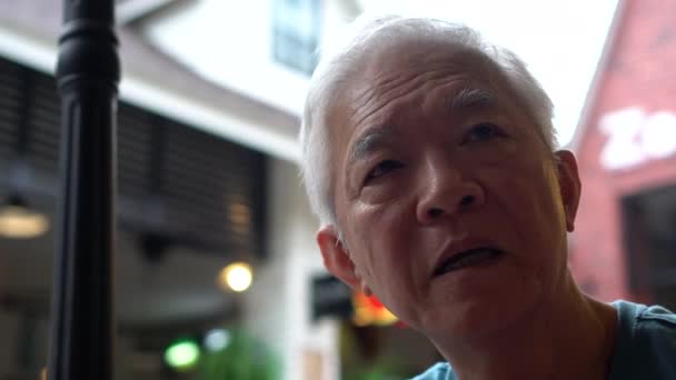 Asijské Senior Starý Muž Čekat Znuděný Rozrušený Mimo Restaurace Linka — Stock video