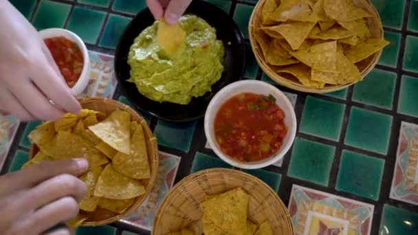 Manos Familiares Comiendo Comida Mexicana Nachos Maíz Sumergiendo Salsa Salsa — Vídeos de Stock