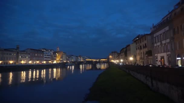 Florenz Italien Abend Blauer Himmel Mit Architektur Beleuchtete Brücke Über — Stockvideo