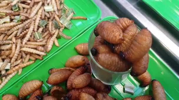 Kokospalmenwurm Frittiert Mit Pandanblatt Südostasiatisches Thailand Insekt Streetfood High Protien — Stockvideo