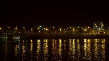 Tuna Nehri boyunca Macar gece gezisi güzel başkenti aydınlatma köprüsü manzarası