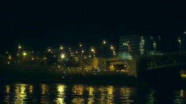 Tuna Nehri boyunca Macar gece gezisi güzel başkenti aydınlatma köprüsü manzarası