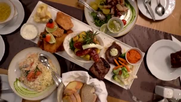 Rodzina Przyjaciele Jedzący Świąteczną Ucztę Razem Top View Western Food — Wideo stockowe