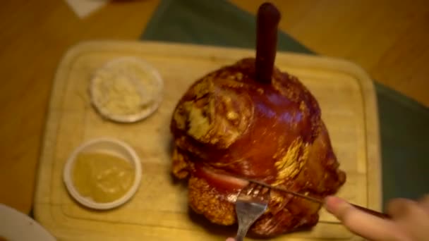 Kawałki Pieczonej Szynki Wieprzowej Ziemniakiem Kapustą Oraz Kostką Wieprzową Smażone — Wideo stockowe