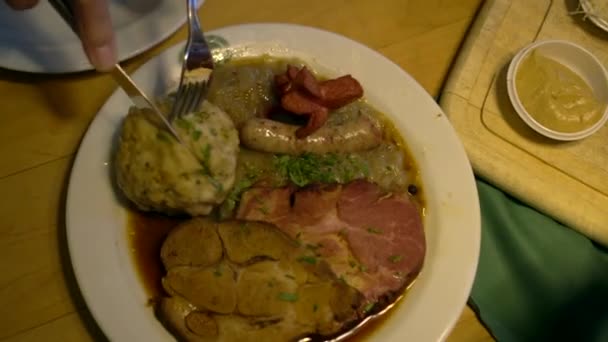 Geroosterde Varkensvlees Ham Plakjes Met Aardappel Kool Varkensvlees Knokkel Gefrituurd — Stockvideo