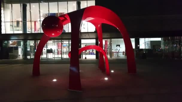 Окайо Япония Июня 2023 Года Красная Скульптура Матери Ребенка Художника — стоковое видео