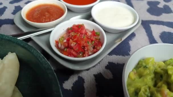 Rindersteak Fajitas Eisen Brutzelnder Teller Mexikanisches Essen Salsa Gaucamole — Stockvideo