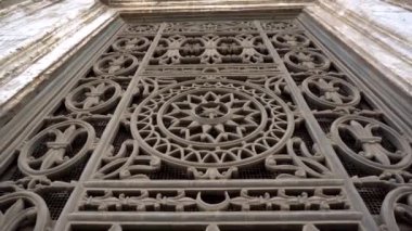 Kahire, Mısır Muhummad Ali camiinin iç mimarisi. Tavan ve pencere tasarımları İslami geometrik desenli.