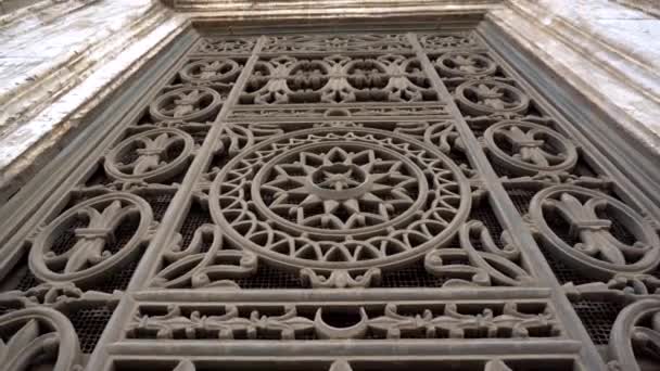 カイロ エジプトムハマド モスクの内部の細部はイスラム幾何学模様が付いている天井および窓の設計を細かくします — ストック動画