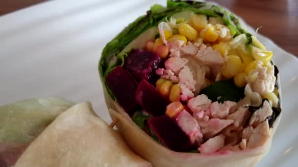 チキン野菜サラダラップクリーン健康食品ビートロットコーンとグリーンリーフ4K — ストック動画