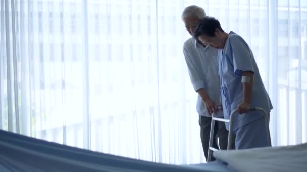 亚洲的老年丈夫在医院接受身体康复治疗期间照顾妻子 可爱的夫妇 — 图库视频影像