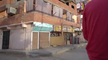 Edfu, Mısır 22 Aralık 2019 Nil nehri boyunca Edfu Tapınağı 'na at arabasıyla gitmek.