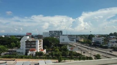 Chiangmai, Tayland - 6 Eylül 2023: Şehrin süper otoyol ana caddesi Hava manzaralı parlak yaz gökyüzü 4k