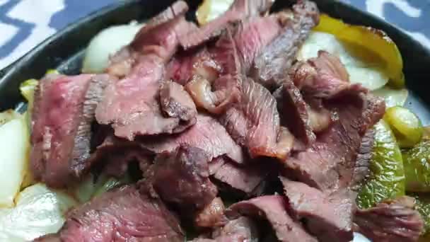 Carne Res Fajitas Parrilla Mexicana Chisporroteando Sartén Picante Con Pimiento — Vídeos de Stock