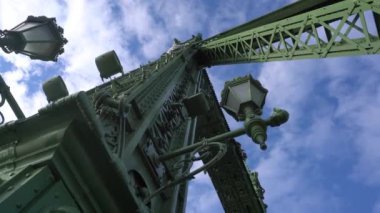 Budapeşte 'deki Green Metal Liberty Köprüsü. Macaristan' da yakın çekim video 4K.