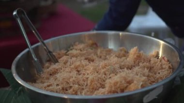 Tatlı ve ekşi vermicelli şehriyeli erişte Thai festivali sokak yemekleri toplayıcısı 4 bin dolar satıyor.