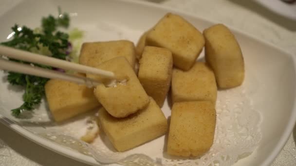 Kızarmış Çıtır Soya Peynirli Çin Hong Kong Kanton Mutfağı Çubukla — Stok video