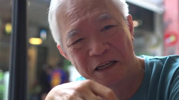 Azji Starszy Mężczyzna Rozmawia Rodziną Przyjacielem Zbliżenie Twarz Strzał Cieszyć — Wideo stockowe