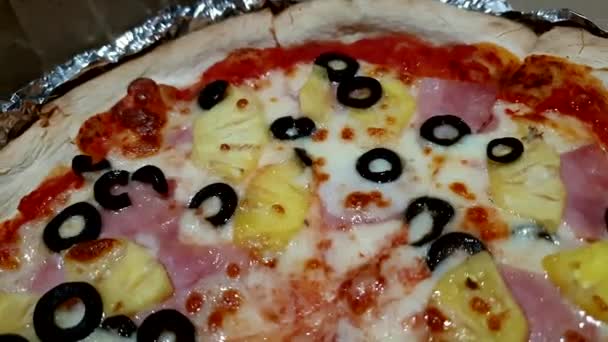 Pizza Hawaiana Con Queso Piña Jamón Aceituna Negra Cerca Tiro — Vídeos de Stock