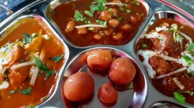  Hindistan 'ın ünlü köri servisi gümüş tepside Nan ve turşu ezmeli tavuk ve masala ile 