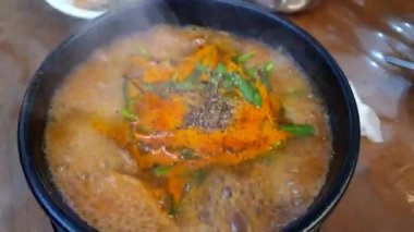 Kaynar kan içiyorum domuz kulaklı kırmızı çorba yerel Kore yemeği soondae sıcak güveç 4k