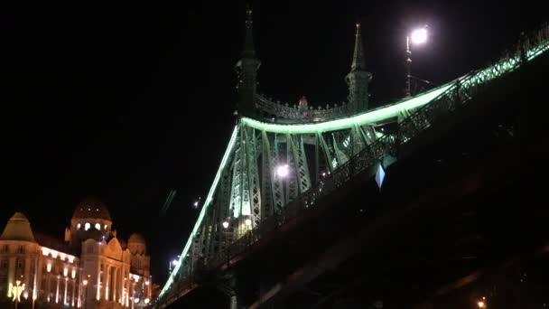 Liberty Bridge Budapest Ουγγαρία Όμορφη Ιστορική Ορόσημο Ποταμού Νύχτα Έλξης — Αρχείο Βίντεο