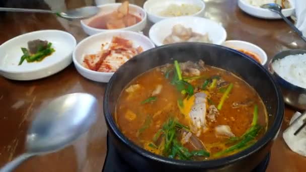 用猪耳朵吃开水苏打水红汤当地韩国菜苏打水4K — 图库视频影像